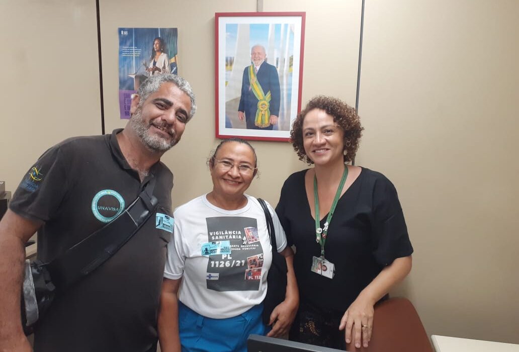 No período de 13 a 16 de maio de 2025, a Fiscal Sanitária, Rita Porto, membro da Diretoria do SINSEP/Timon, esteve na Câmara dos Deputados em Brasília. Juntamente com membros da União Nacional dos Agentes de Vigilância Sanitária ( UNAVISA) para pedir Apoio e Celeridade aos Parlamentares nos trâmites para aprovação do PL 1126/21 que trata da Valorização e Piso Nacional dos Agentes de Vigilância Sanitária dos municípios brasileiros. A mesma recebeu como afirmativa o apoio do Relator do Projeto e do Presidente da Comissão (CCJ) em se encontrar o citado PL.E frisou: “Vai dar certo.”