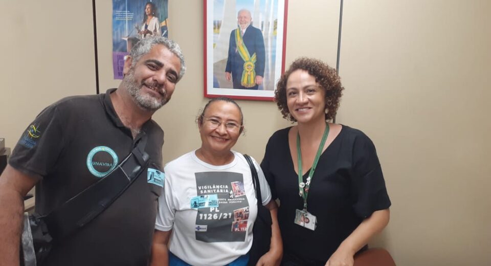 No período de 13 a 16 de maio de 2025, a Fiscal Sanitária, Rita Porto, membro da Diretoria do SINSEP/Timon, esteve na Câmara dos Deputados em Brasília. Juntamente com membros da União Nacional dos Agentes de Vigilância Sanitária ( UNAVISA) para pedir Apoio e Celeridade aos Parlamentares nos trâmites para aprovação do PL 1126/21 que trata da Valorização e Piso Nacional dos Agentes de Vigilância Sanitária dos municípios brasileiros. A mesma recebeu como afirmativa o apoio do Relator do Projeto e do Presidente da Comissão (CCJ) em se encontrar o citado PL.E frisou: “Vai dar certo.”