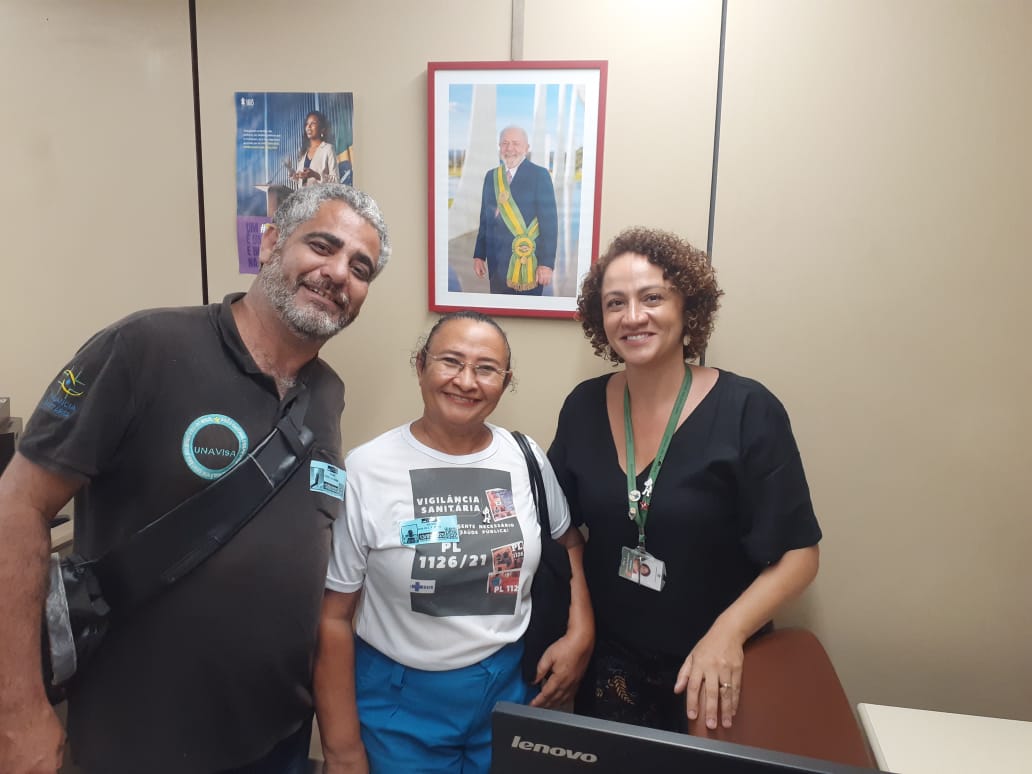 No período de 13 a 16 de maio de 2025, a Fiscal Sanitária, Rita Porto, membro da Diretoria do SINSEP/Timon, esteve na Câmara dos Deputados em Brasília. Juntamente com membros da União Nacional dos Agentes de Vigilância Sanitária ( UNAVISA) para pedir Apoio e Celeridade aos Parlamentares nos trâmites para aprovação do PL 1126/21 que trata da Valorização e Piso Nacional dos Agentes de Vigilância Sanitária dos municípios brasileiros. A mesma recebeu como afirmativa o apoio do Relator do Projeto e do Presidente da Comissão (CCJ) em se encontrar o citado PL.E frisou: “Vai dar certo.”